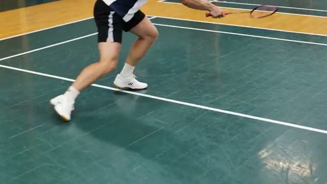 羽球鞋側向支撐與腳踝保護