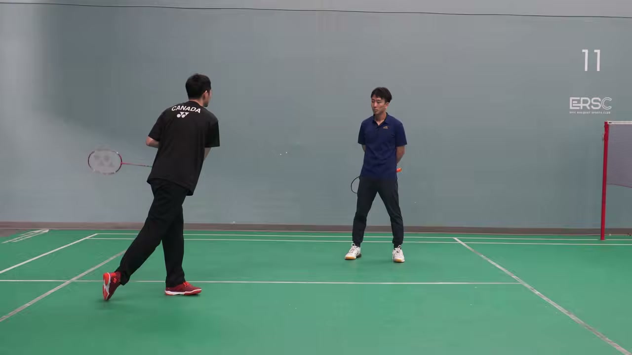 重心轉移殺球錯誤：擊球後退步