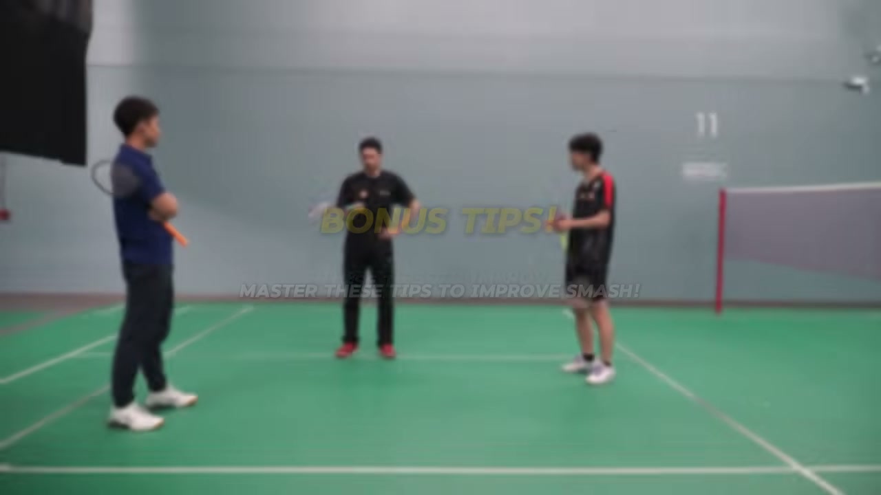 握拍位置：握在拍柄末端