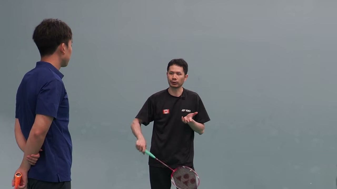 擊球瞬間：放鬆並抓緊