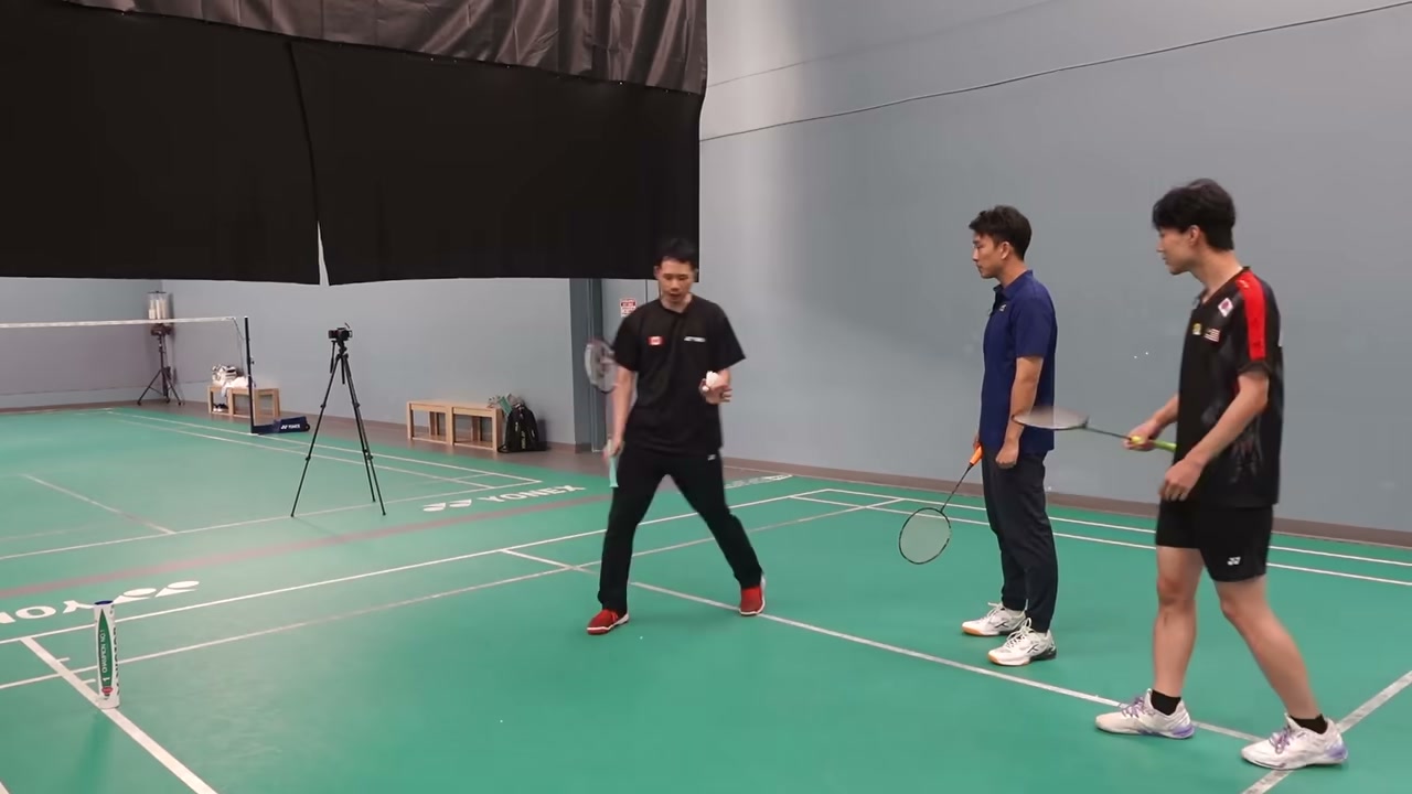 胯下擊球防守 (Tweener)