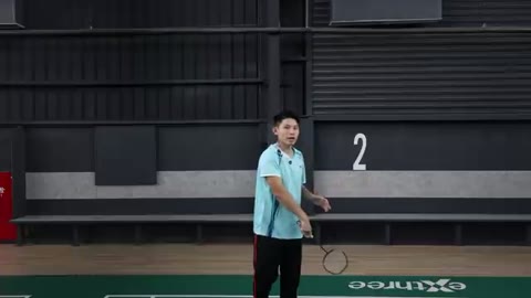 切對角：揮拍方向對準對角線