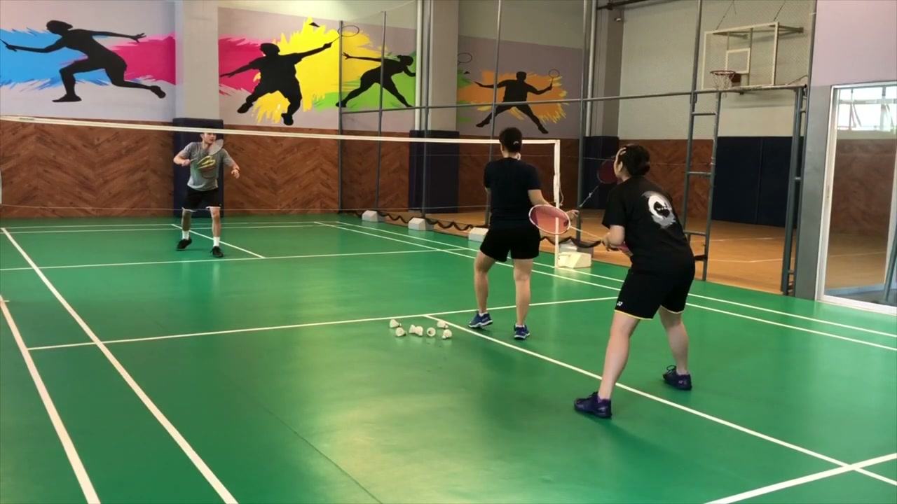 雙打接發戰術：攻擊後場球員身體