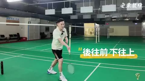 正手挑球揮拍方向：後往前，下往上