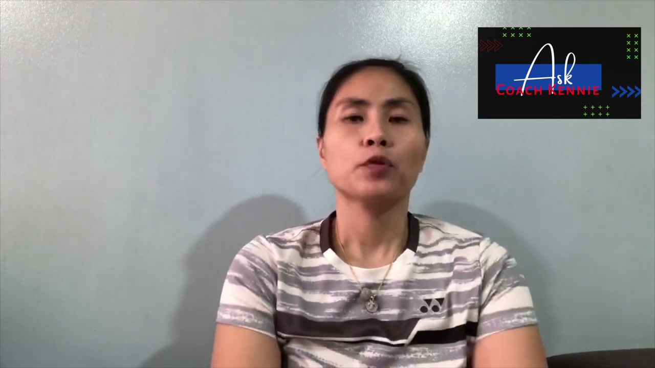 殺球時非持拍手協調擺動