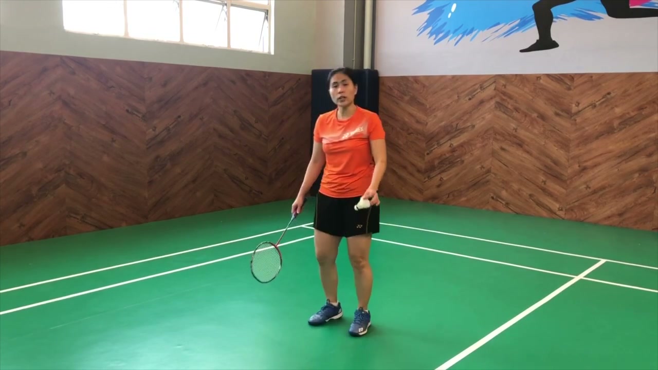 比賽進行中擊球時羽球碰觸身體或衣服犯規